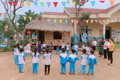 Hoạt động trải nghiệm của trẻ về ngôi nhà truyền thống của người M’Nông tại trường MN Hướng Dương